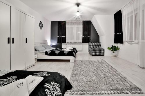 1 dormitorio con 2 camas y sala de estar en Apartament Czarna Perła z balkonem, en Szaflary