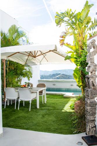 Luxury center Townhouse in Frigiliana with pool and parking HansOnHoliday Rentals