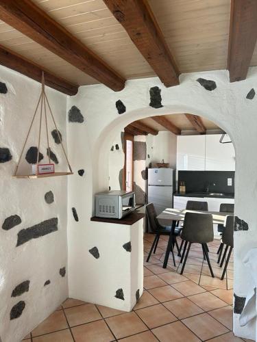 - une cuisine et une salle à manger avec un mur en pierre dans l'établissement Le République Annecy , cœur de vieille ville, à Annecy