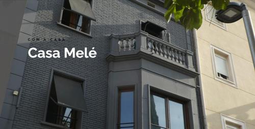 a building with a balcony on the side of it at Apartamentos "Casa Melé" 3 in Lleida