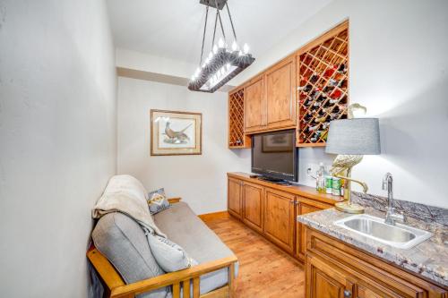 uma cozinha com um lavatório e um micro-ondas em Pine Mountain Club Cabin with Private Deck and Views! em Pine Mountain Club