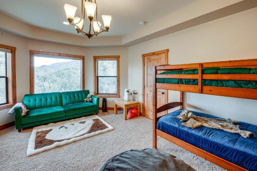um quarto com um sofá verde e um beliche em Pine Mountain Club Cabin with Private Deck and Views! em Pine Mountain Club