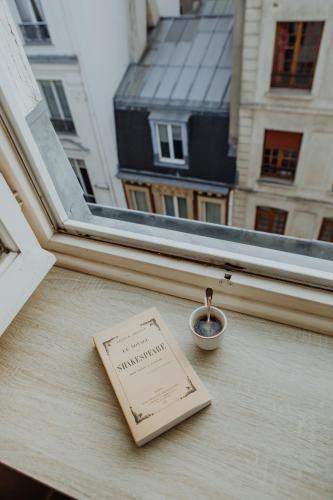 パリにあるHôtel de Lille - Saint-Germain des Prèsのギャラリーの写真