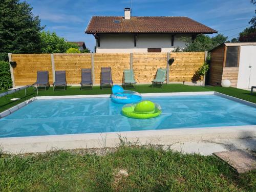 - une piscine avec un jouet dans l'herbe dans l'établissement Villas Floryanne, à Parentis-en-Born