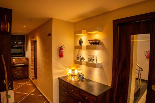 Cucina o angolo cottura di Raghunandan Palace - A Premier Boutique Stay, City Center & 500 Meters from City Railway Station