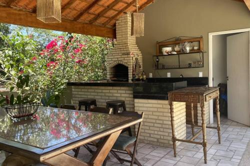 布希奧斯的住宿－Casa em Búzios，庭院设有桌子和砖砌壁炉