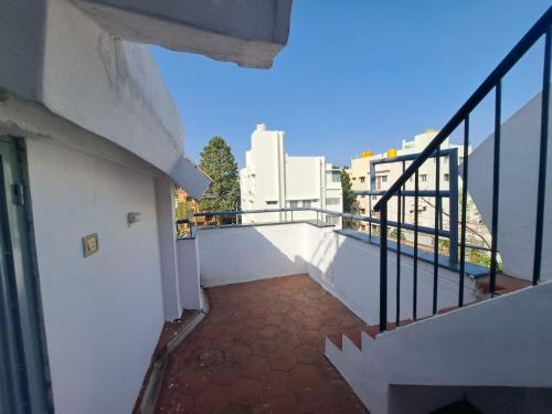 En balkong eller terrasse på 3 Bedroom Duplex Villa With Private Pool Bangalore
