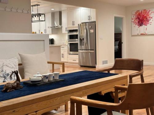 una cucina con tavolo da pranzo e frigorifero di Luxurious Dual-unit home in Wedgewood Oasis a Seattle