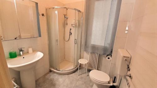 uma casa de banho com um chuveiro, um WC e um lavatório. em Dimore Demetra em Canosa di Puglia