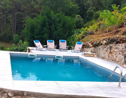 un grupo de sillas sentadas junto a una piscina en Refugio La Cabrera, en Mont-ral