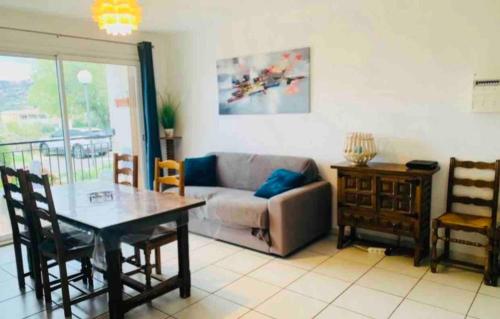un salon avec un canapé et une table dans l'établissement Le Marie Louise - Bord de mer lle Rousse Calvi Est, à LʼÎle-Rousse