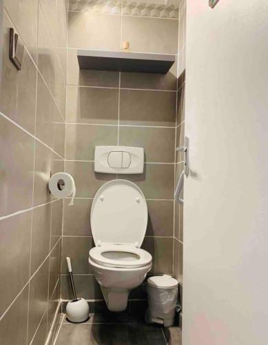 Elle comprend une petite salle de bains pourvue de toilettes. dans l'établissement Le Marie Louise - Bord de mer lle Rousse Calvi Est, à LʼÎle-Rousse