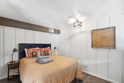 מיטה או מיטות בחדר ב-Kozy Cabin