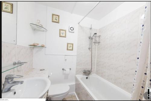 łazienka z umywalką, wanną i toaletą w obiekcie Spacious Room with City Skyline Views close to London Eye w Londynie