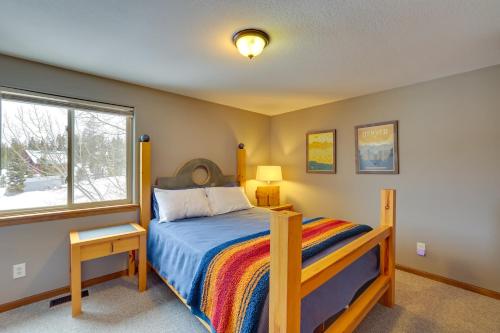Postel nebo postele na pokoji v ubytování Pet-Friendly Granby Cabin, 13 Mi to Winter Park!