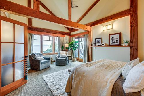 Posezení v ubytování Luxury Vashon Vacation Rental with Beach Access!