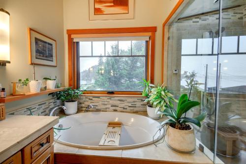 uma casa de banho com uma banheira grande e uma janela em Luxury Vashon Vacation Rental with Beach Access! em Vashon