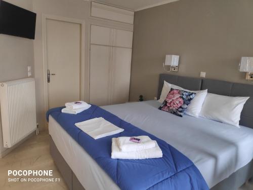 1 dormitorio con 1 cama grande y toallas. en Villa Katerina en La Canea