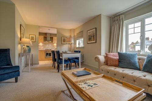 sala de estar con sofá y mesa en The Vanbrugh Suites en Oxford