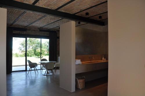 a kitchen and dining room with a table and chairs at Groot Noordhof in Nieuwpoort