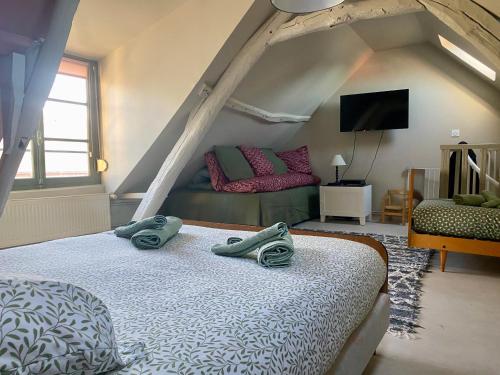 une chambre avec un lit avec deux serviettes dessus dans l'établissement Maison de pêcheur rénovée à 3 mn de la mer., à Cayeux-sur-Mer
