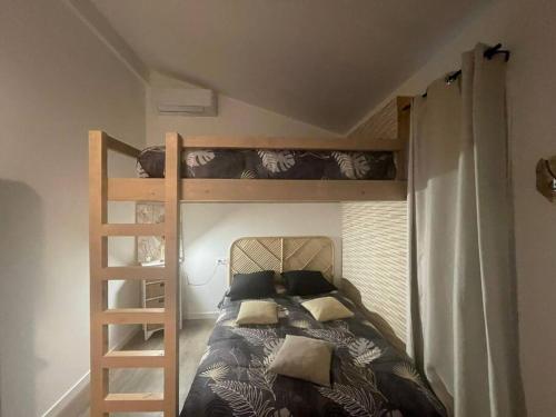 Postel nebo postele na pokoji v ubytování Porticcio- Duplex dans propriété privée