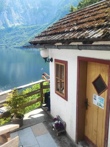 a house with a view of a lake and mountains at I da Mitt in Hallstatt