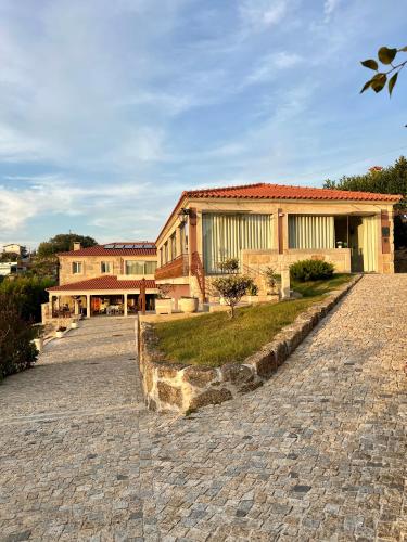 Το κτήριο όπου στεγάζεται  the country house