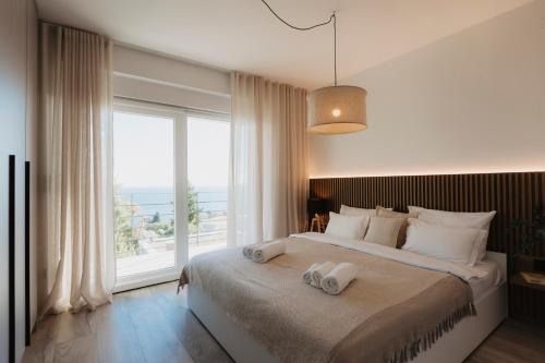 een slaapkamer met een groot bed en een groot raam bij Villa Bardo in Opatija