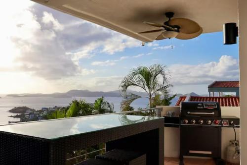 een balkon met uitzicht op de oceaan bij Mandavilla Rose - Inspired USVI - Generator - Starlink in Cruz Bay