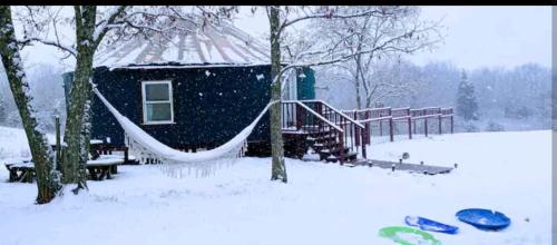 een speeltuin met een hangmat in de sneeuw bij Madison's ONLY yurt experience! in Vevay