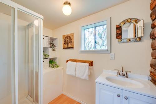 uma casa de banho com um lavatório e um chuveiro em Minnehaha Allenspark Cabin Near Hiking! em Allenspark