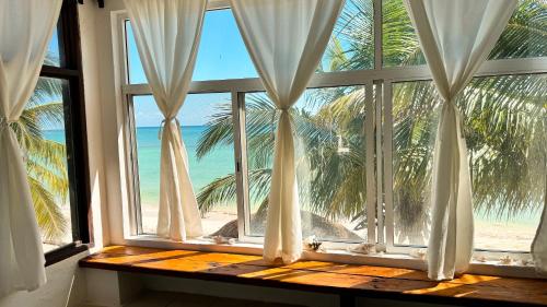 una ventana abierta con vistas a la playa en Pronoia Casa de Playa, en Mahahual