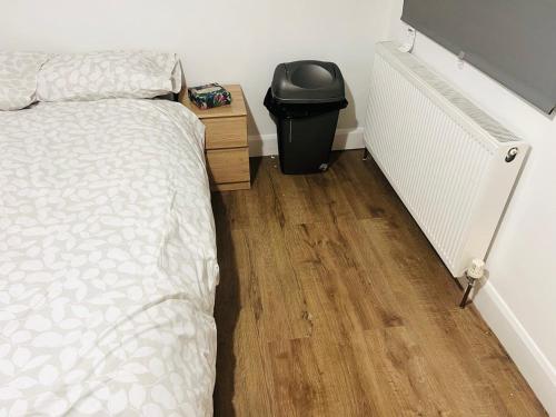 una camera con letto e pavimento in legno di Double bed Room a Londra