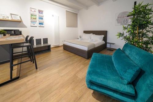 Habitación con sofá, cama y escritorio. en Run House 07 Rooms & Apartments, en Cassano delle Murge