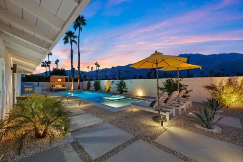 une cour avec une piscine et un parasol dans l'établissement Casa del Sol- Casita, Pool & Spa, à Palm Springs