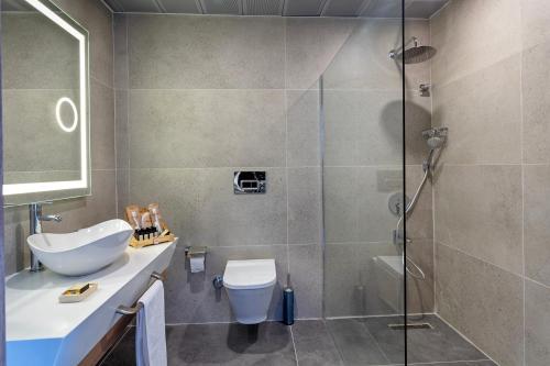 La salle de bains est pourvue d'une douche, d'un lavabo et de toilettes. dans l'établissement Wiyana Wanda, à Elmalı