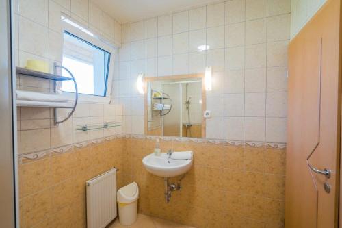 a bathroom with a sink and a mirror at Jade Panzio in Balatonföldvár
