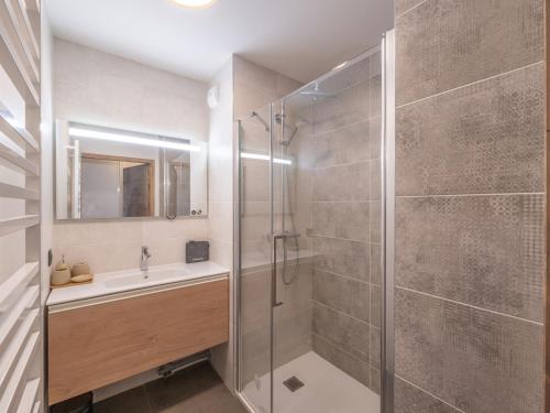 a bathroom with a shower and a sink at Bel appartement près des pistes, WiFi, animaux admis, parking - FR-1-645-46 in LʼHuez