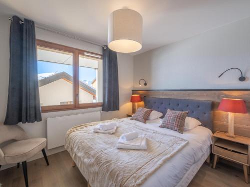 a bedroom with a bed with two towels on it at Bel appartement près des pistes, WiFi, animaux admis, parking - FR-1-645-46 in LʼHuez