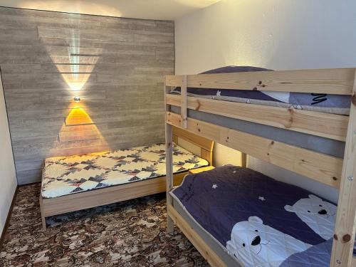 2 łóżka piętrowe w niewielkim pokoju z latarką w obiekcie Ohana Bed and Breakfast w mieście Zorge