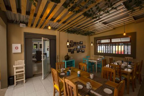 comedor con mesas y sillas de madera en Hotel Casa Caelum, en Comitán de Domínguez