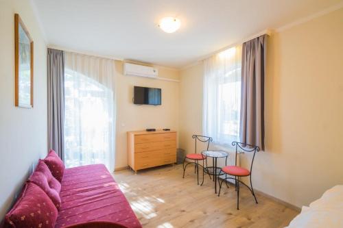 a living room with a purple couch and chairs at Jade Panzio in Balatonföldvár