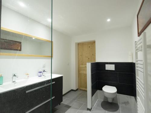 une salle de bain avec toilettes et lavabo dans l'établissement Tignes - Bel appartement 6/8 personnes, à Tignes