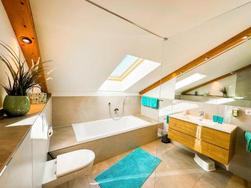 ein Badezimmer mit einer weißen Badewanne und einem Waschbecken in der Unterkunft Ferienwohnungen Gastager Hof in Ruhpolding