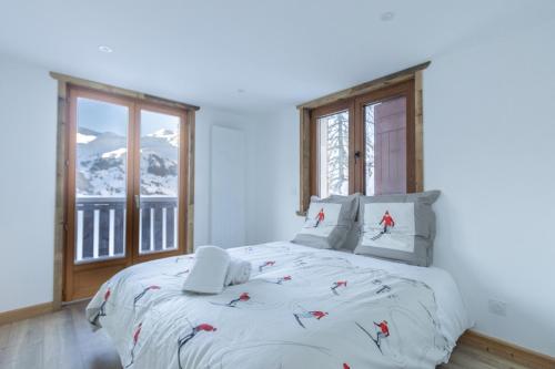 une chambre blanche avec un lit et deux fenêtres dans l'établissement Tignes - Bel appartement 6/8 personnes, à Tignes