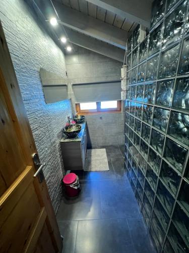 bagno con bancone e parete di bottiglie di vino di Superbe chalet 12 personnes vue imprenable 2nuits min ad Anzère