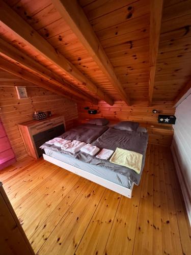 einen Blick über ein Bett in einem Holzzimmer in der Unterkunft Superbe chalet 12 personnes vue imprenable 2nuits min in Anzère