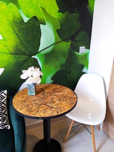 une table et une chaise dans une chambre avec un mur dans l'établissement Riviera Cocoon - Nice Center, à Nice