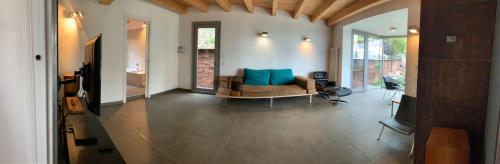 a living room with a couch with blue pillows at Casa Paslawski in Corciano